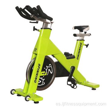 Máquina de ejercicio para bicicletas giratorias de color verde gimnasio